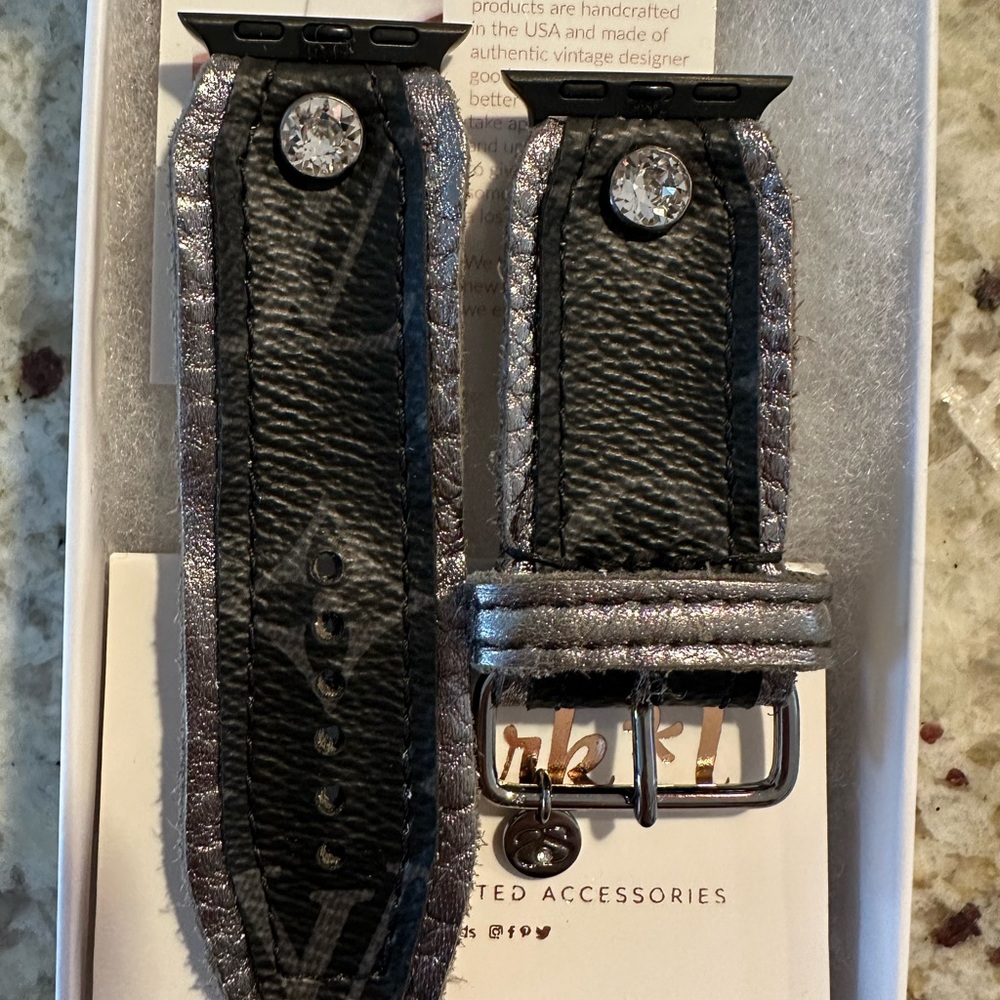 Spark*l band brand new Apple Watch smaller adapter size.